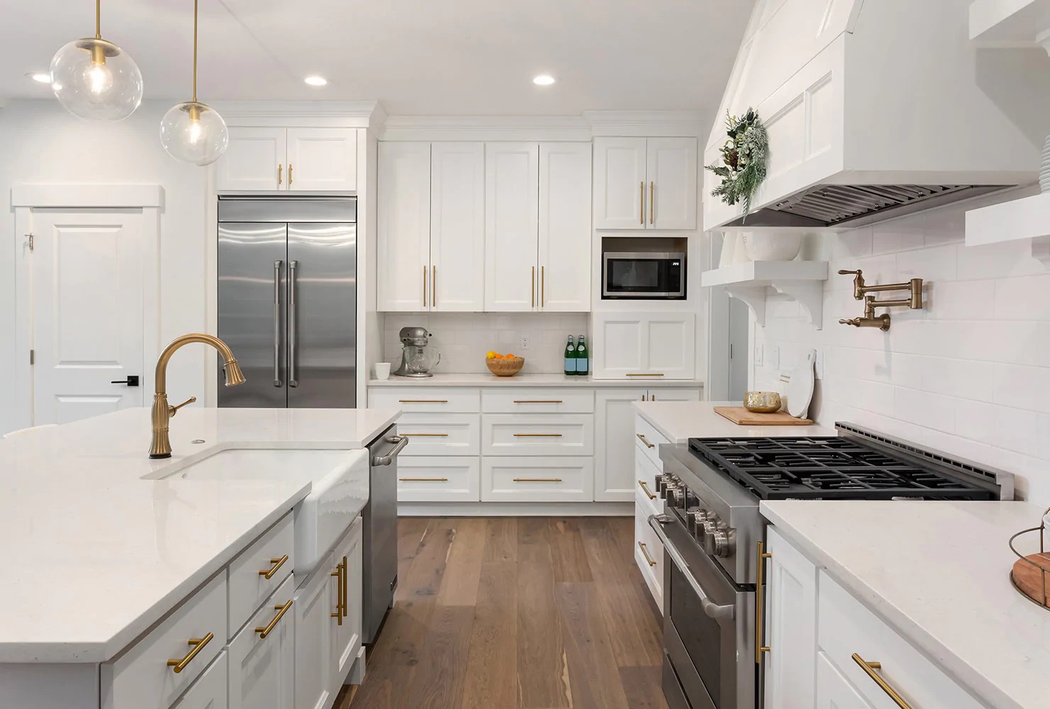 http://davisbaycustomhomes.ca/wp-content/uploads/2020/05/Beautiful-kitchen-in-luxury-home.jpg
